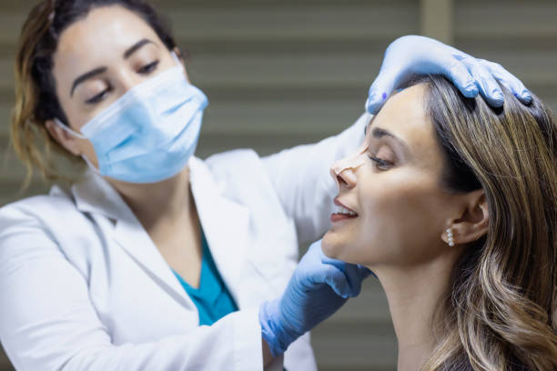 doctora revisando a mujer