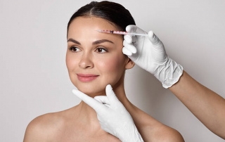 mujer recibiendo inyección en rostro