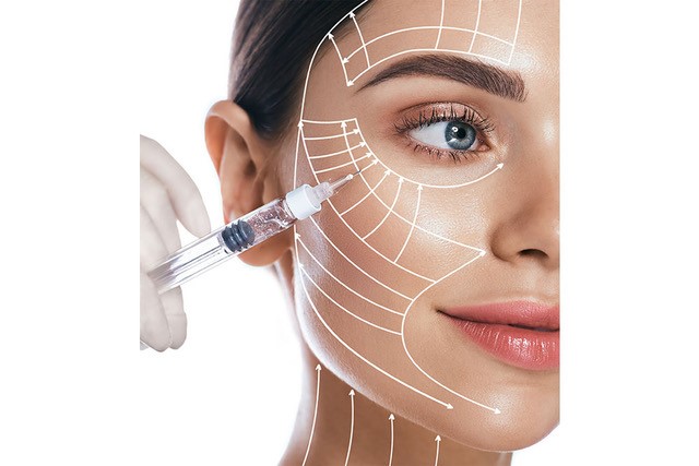 mujer recibiendo inyección en rostro