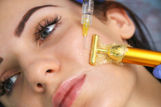 aplicación de bioestimuladores en rostro de mujer