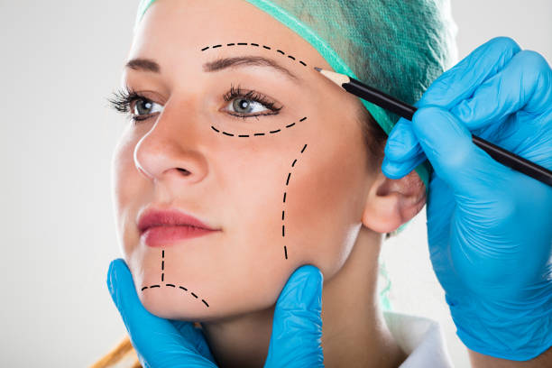 médico poniendo marcas en rostro de mujer