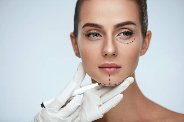 médico poniendo marcas en rostro de mujer