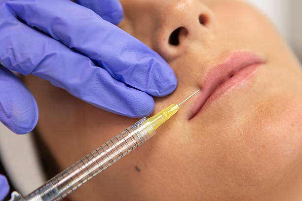 mujer recibiendo inyección en labios