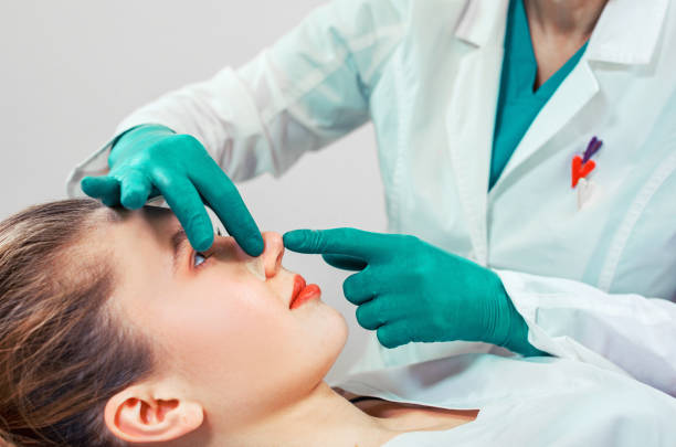 médico revisando nariz de una mujer
