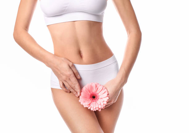mujer sosteniendo flor