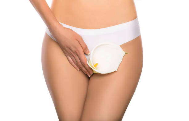 mujer sosteniendo flor